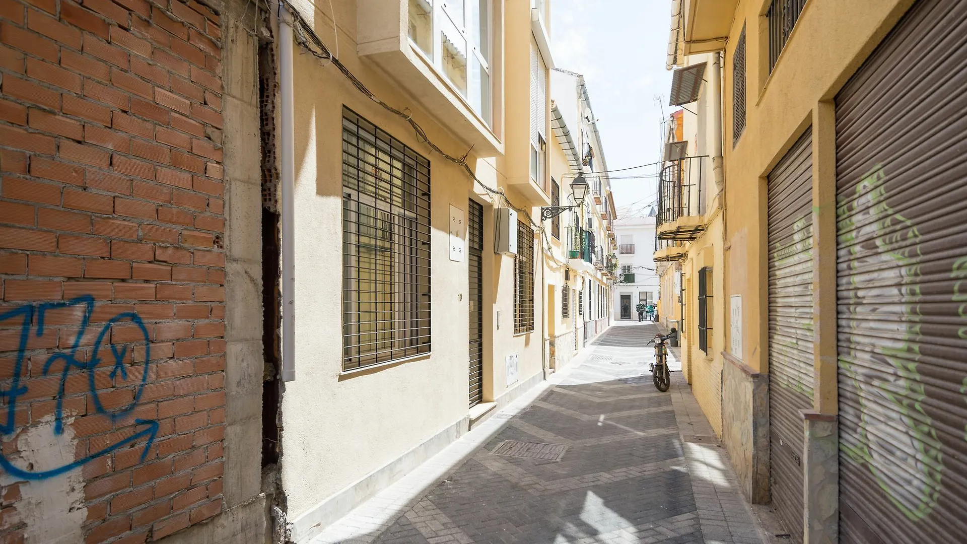 Lovely & Quiet City Center Apartment contacts